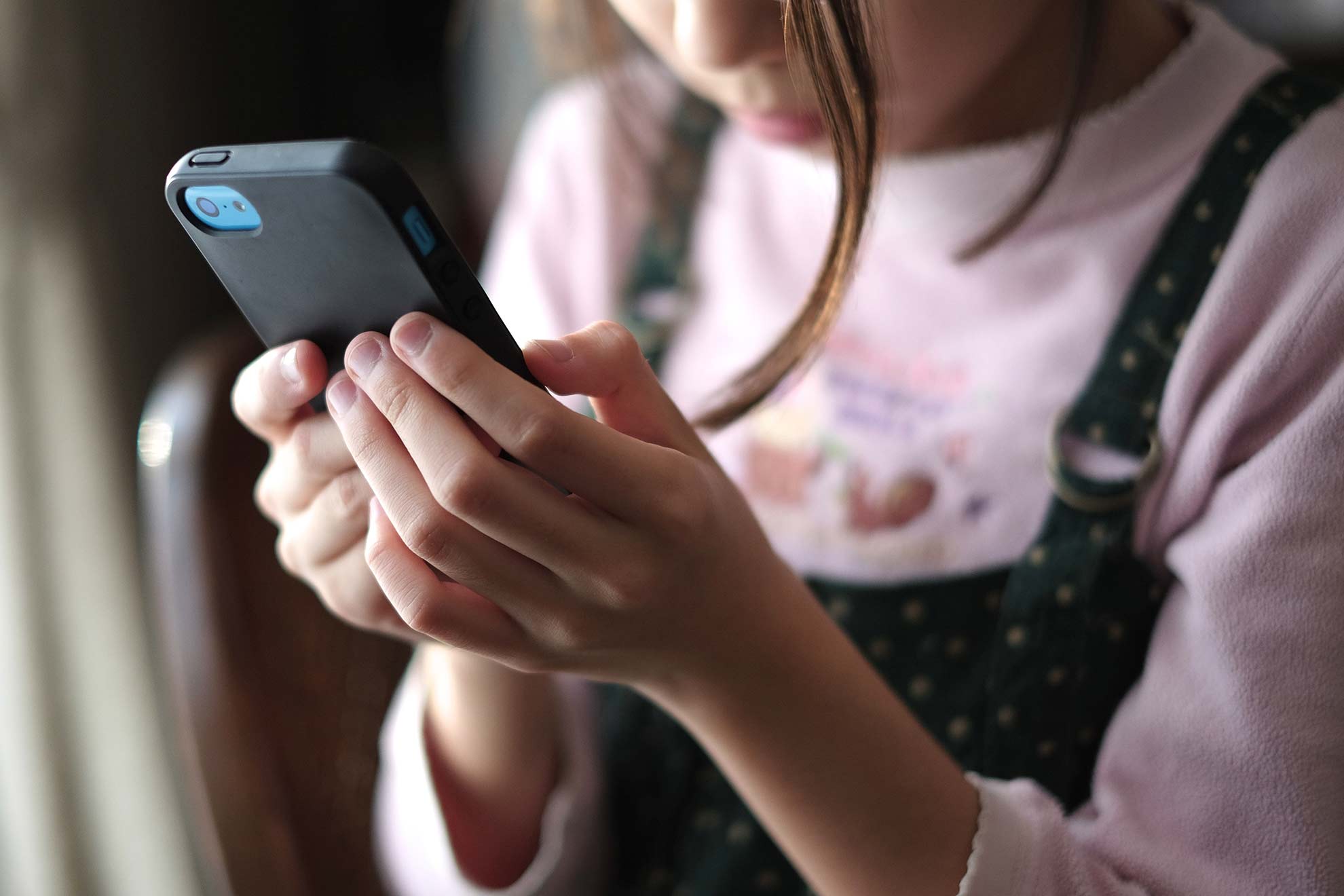 Mädchen mit Smartphone in der Hand