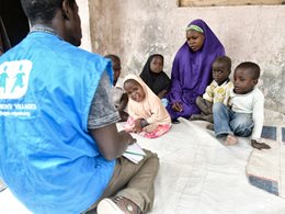 SOS-Mitarbeiter helfen Familien und unbegleiteten Flüchtlingskindern im Nordosten Nigerias. Foto: Moshood Raimi