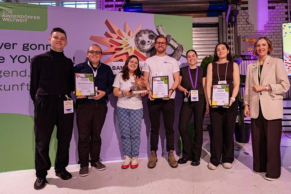 Der Banger Award 2026 geht an KiO Youth, vertreten durch Paula Freese und Robert Grabowski (Mitte). Auf den 2. Platz kam: Ruhrpott für Europa – GenZ macht Zukunft (rechts). Dritter wurde das Jugendparlament der Stadt Leipzig (links.). Ganz rechts: Prof. Dr. Sabina Schutter, Vorständin der SOS-Kinderdörfer weltweit.