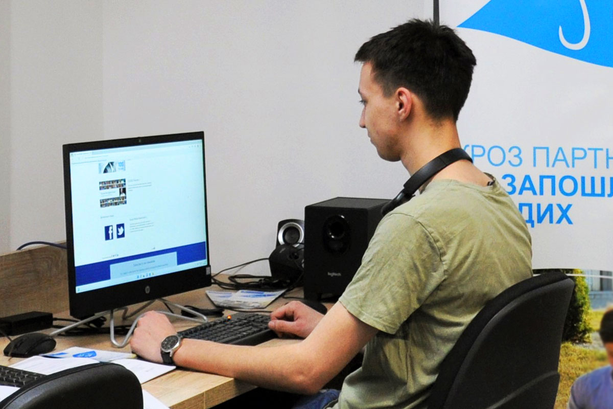 Aleks lernt am Computer