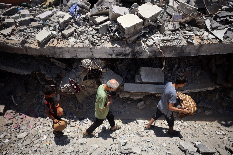 Menschen zwischen Trümmern in Gaza
