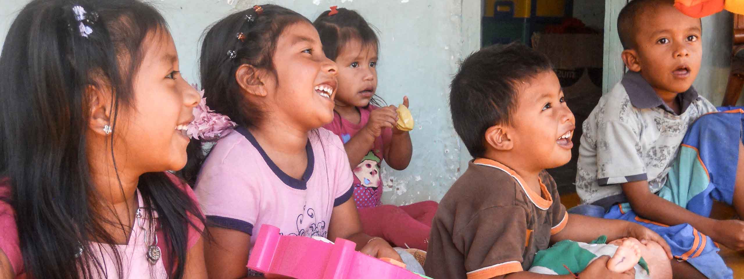 Lachende Kinder aus Kolumbien