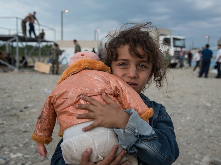 Syrisches Flüchtlingskind spielt mit Puppe