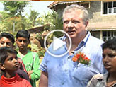 Rainer Hunold besucht SOS-Kinderdorf in Indien