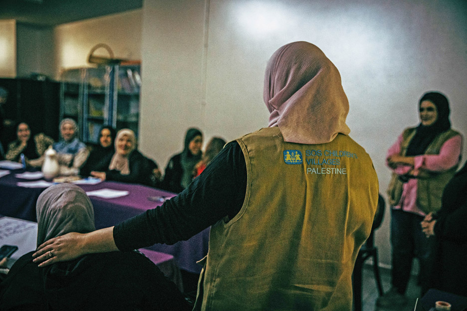 Humanitäre Helferin mit einer Gruppe Frauen