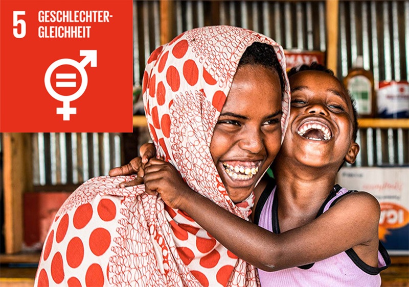 Mutter und Mädchen lachen