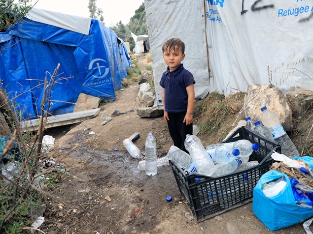 Gestrandet im Flüchtlingslager Moria auf der griechischen Insel Lesbos: In dem völlig überfüllten Camp und in der provisorischen Zeltstadt daneben harren nach offiziellen Angaben mehr als 7300 Menschen aus, darunter viele Familien. Foto: Giorgos Moutafis