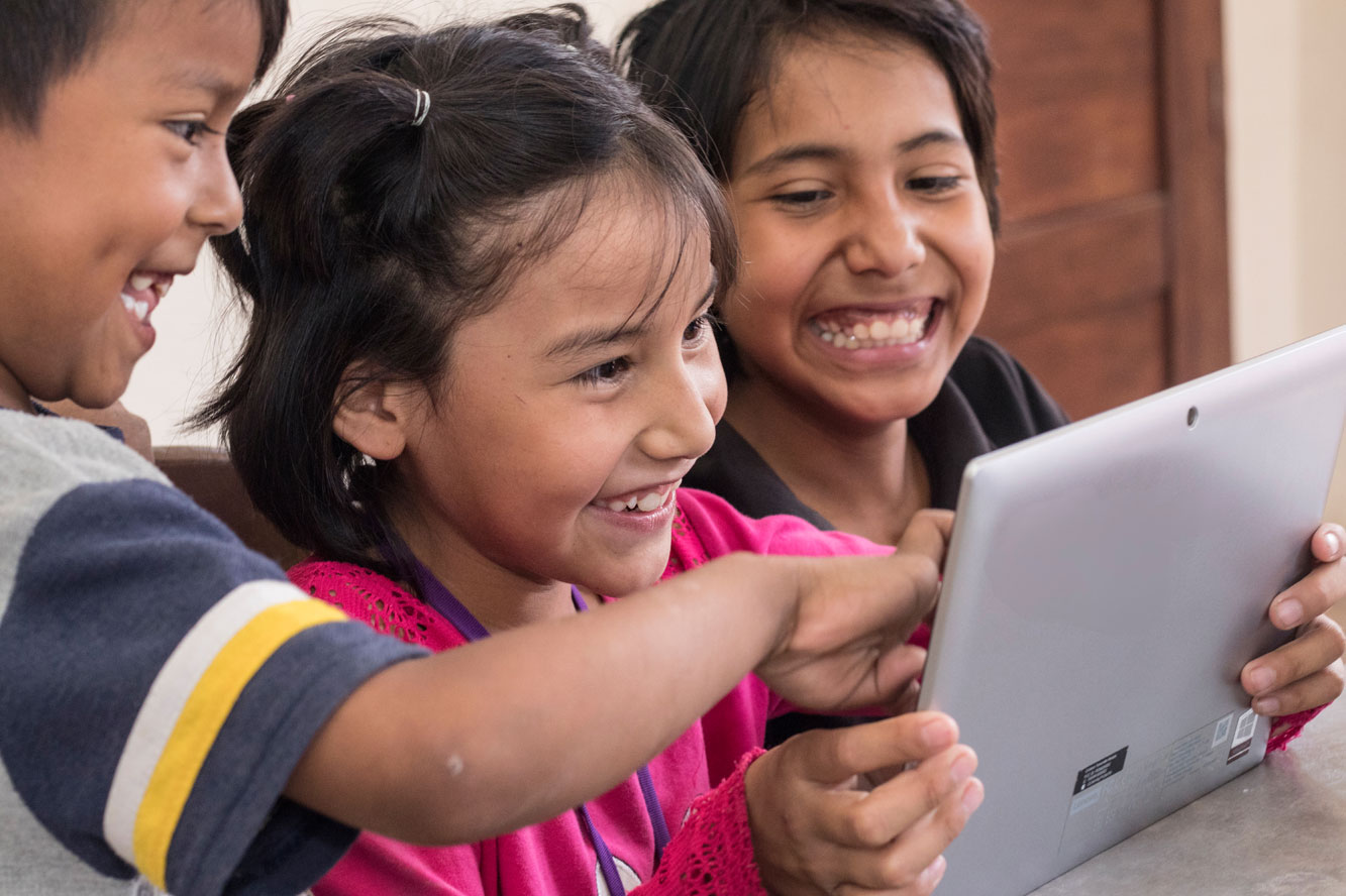 Kinder mit Tablet