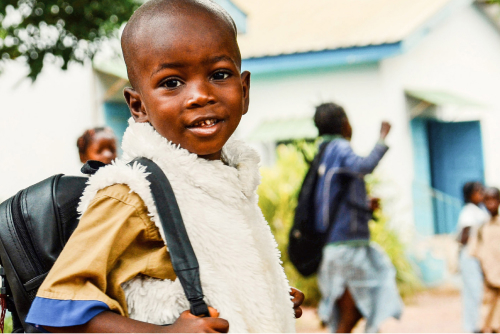 Kind mit Schulranzen in Guinea