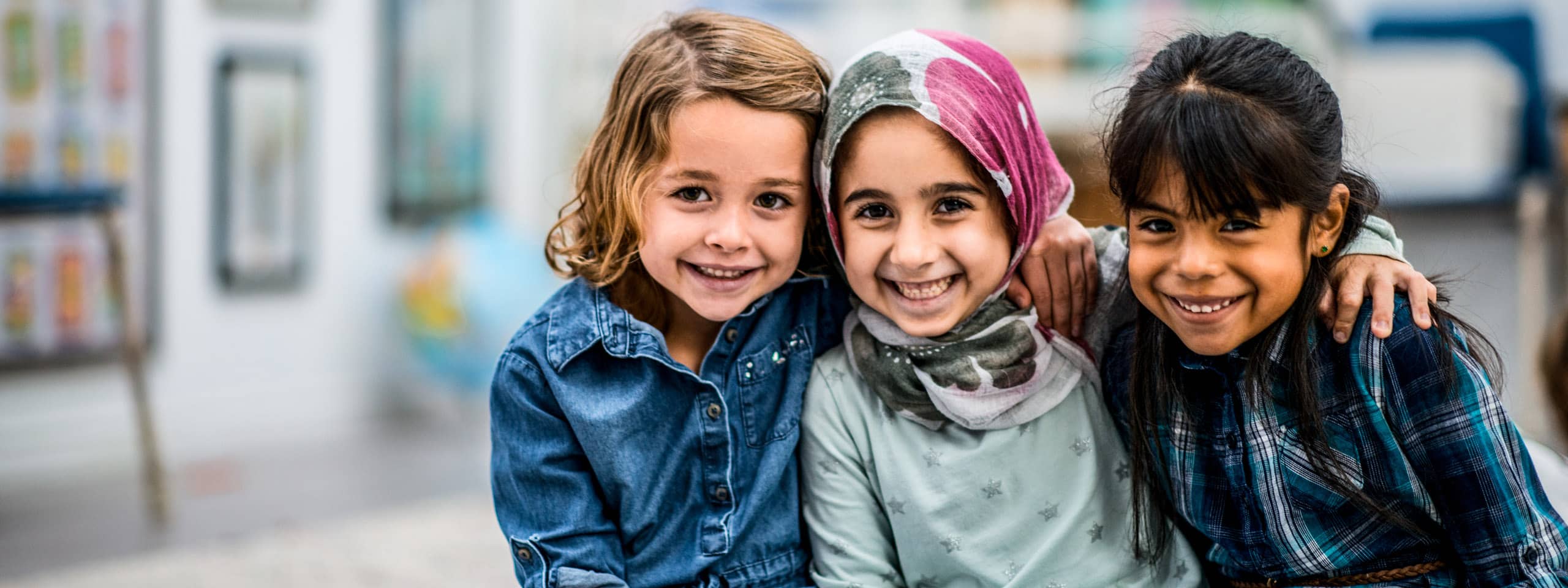 Kinder verschiedener Hautfarbe