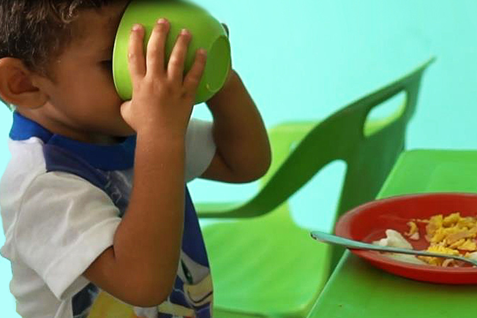 Kleiner Junge trinkt aus einer Tasse. Foto: SOS-Kinderdörfer Kanada