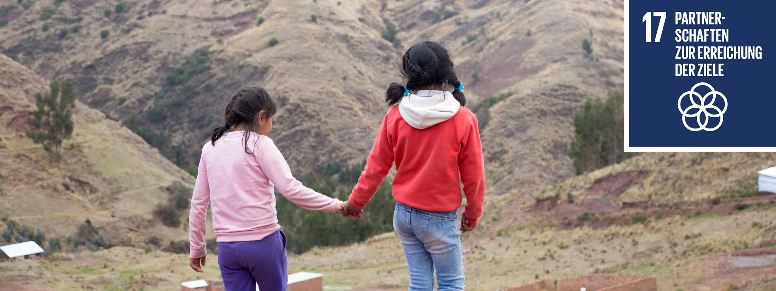 Mädchen in Peru laufen Hand in Hand. Foto: Alejandra Kaiser