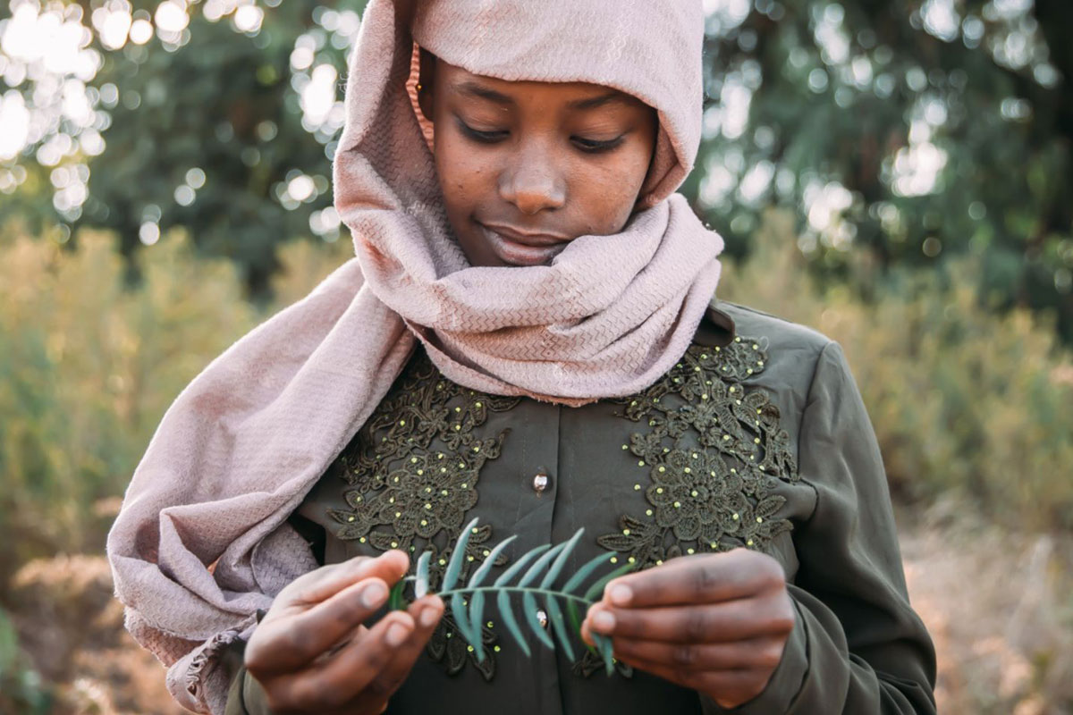 Mädchen aus Äthiopien hält ein Blatt in ihren Händen. Foto: Alea Horst