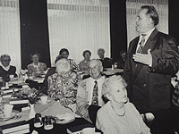 Seit mittlerweile mehr als 40 Jahren tritt der Volkssänger aus Essen ohne Gage in Seniorenclubs und Altenheimen auf. 