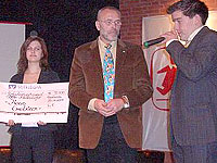 Ein Spendenscheck für ein SOS-Familienhaus in Mosambik: Franz Rosen (Mitte) bei der feierlichen Übergabe - Foto: privat