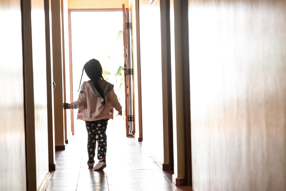 Symbolbild: Mädchen in einem Gang