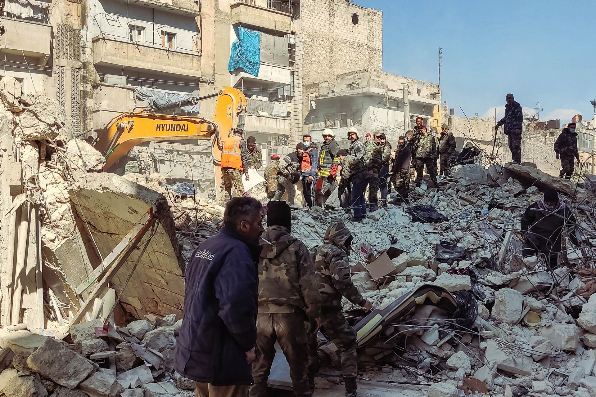 Nach dem Erdbeben: Helfer im syrischen Aleppo - Foto: Mahmoud Shabarek