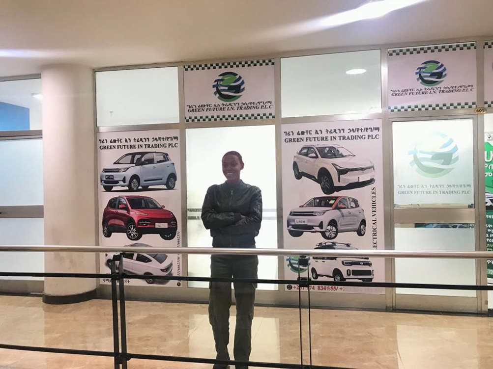 Naftae hat nach ihrem Training eine Anstellung als Kundenberaterin bei einem Unternehmen gefunden, das Elektrofahrzeuge importiert.