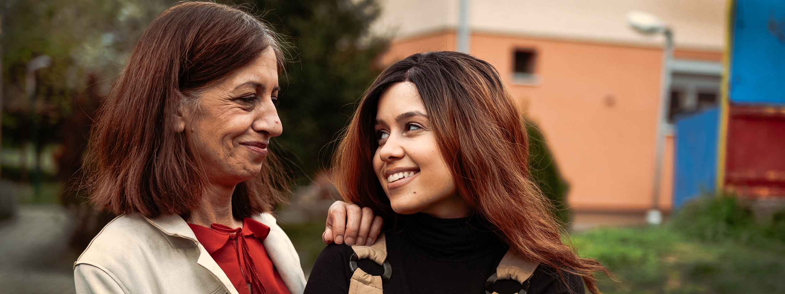 Mutter und Tochter lächeln sich an