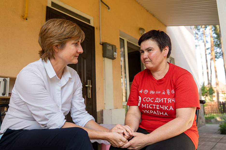 Vorständin der SOS-Kinderdörfer Barbara Gruner im Gespräch mit einer Pflegemutter in der Ukraine. Foto: Oleksandra Zborovska