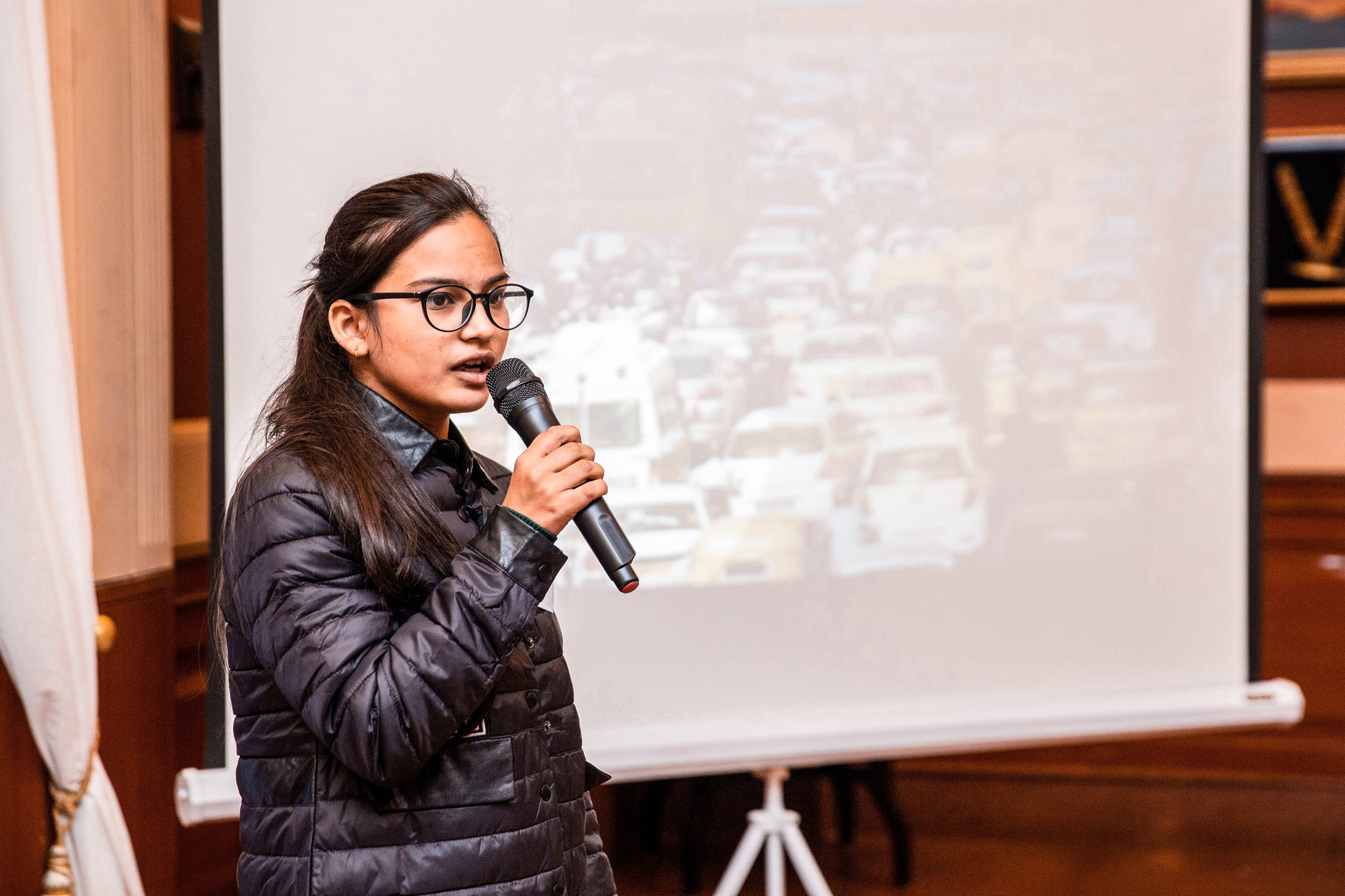 SOS-Schülerin stellt Arbeitsergebnisse der Coder Girls Initiative vor.