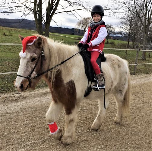 Ponyreiten zugunsten der SOS-Kinderdörfer: Leah auf "Hnokki"