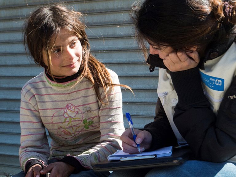 SOS-Mitarbeiterin und Mädchen in Syrien