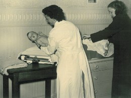 Meta Günther in ihrer Mütterberatungsstelle.