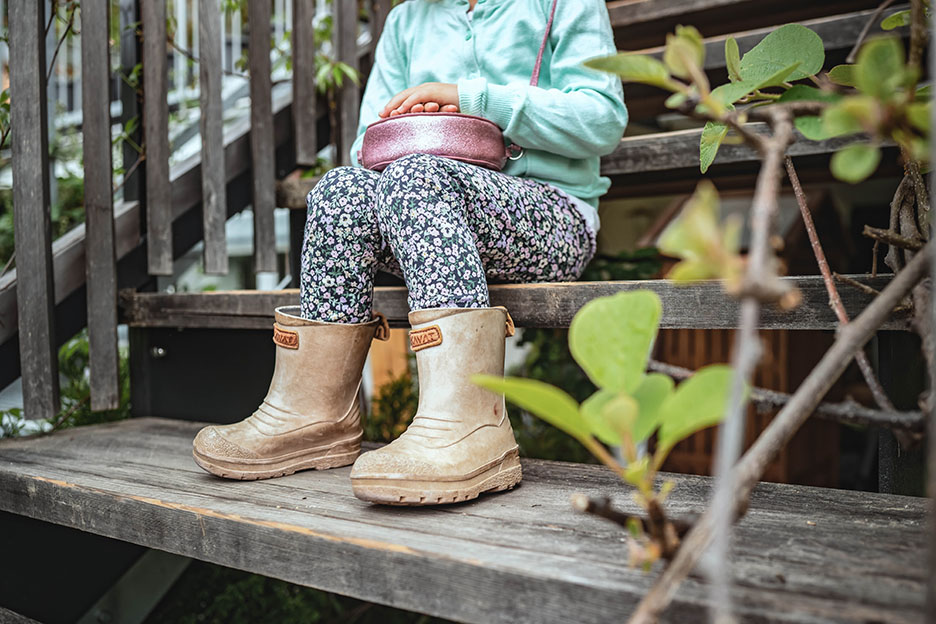 Kind sitz auf einer Treppe