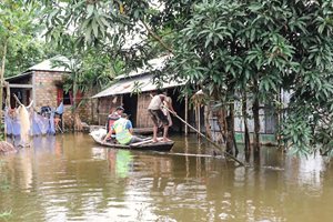 Hilfe per Boot im Überschwemmungsgebiet