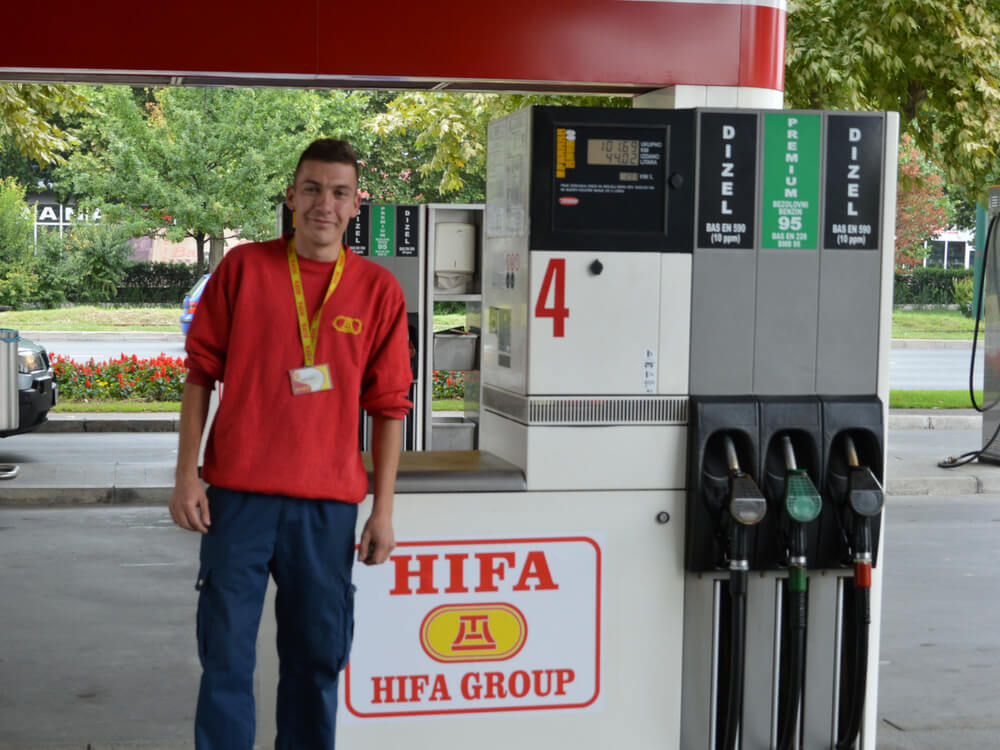 Jugendlicher bei seinem Job an einer Tankstelle