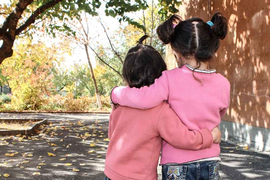 Geflüchtet aus Bergkarabach: Diese beiden Mädchen wurden bereits 2020 im SOS-Kinderdorf Kotayk in Armenien aufgenommen.