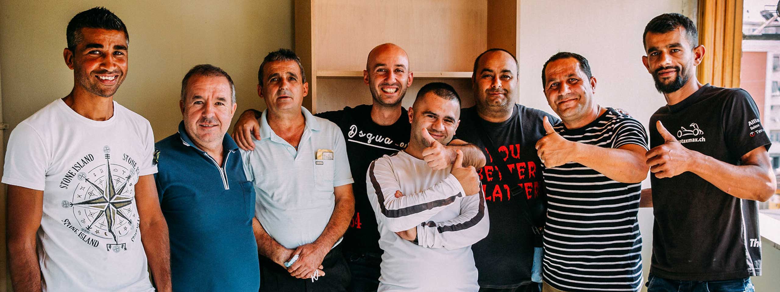 Die Mitglieder des Väterclubs in Tirana, alle lächeln