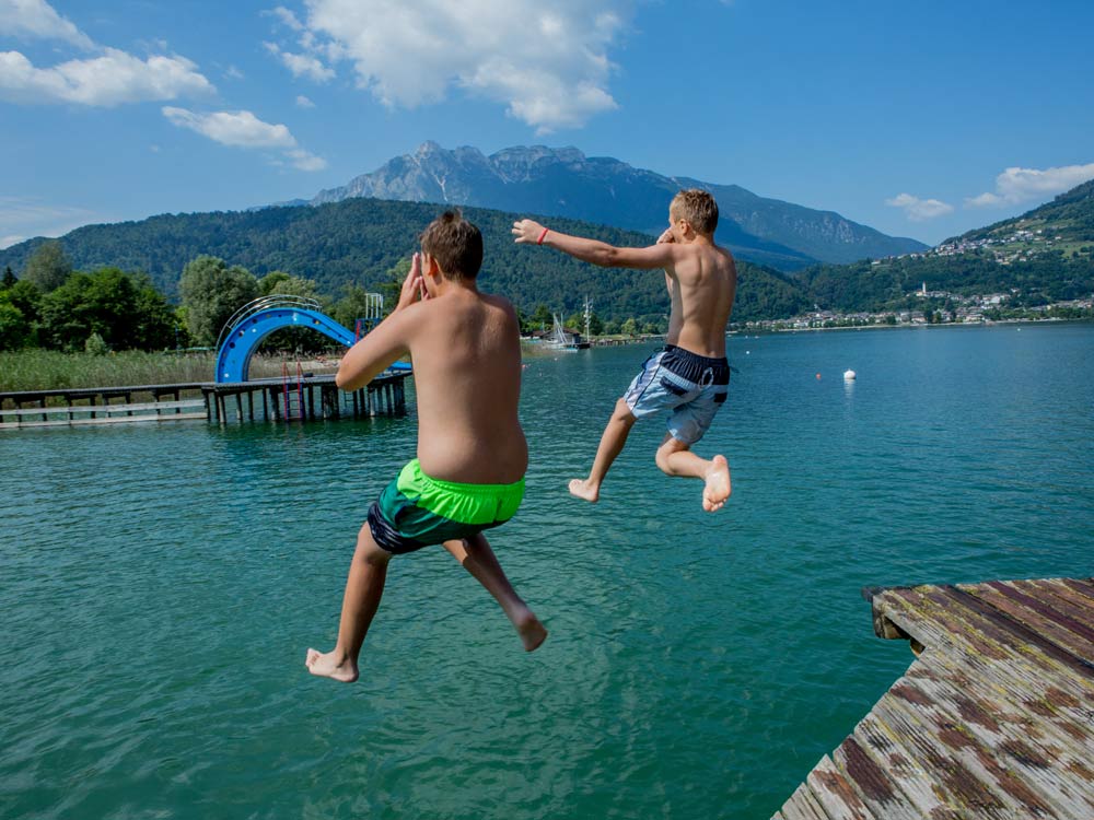 Kinder springen ins Wasser