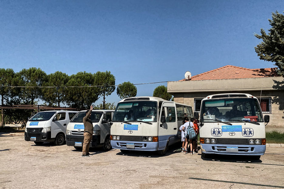 Busse vor dem SOS-Kinderdorf Ksarnaba, Libanon