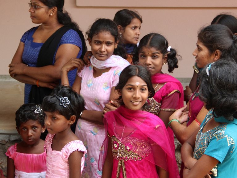 Kinder ziehen ins neue SOS-Kinderdorf Jaffna ein