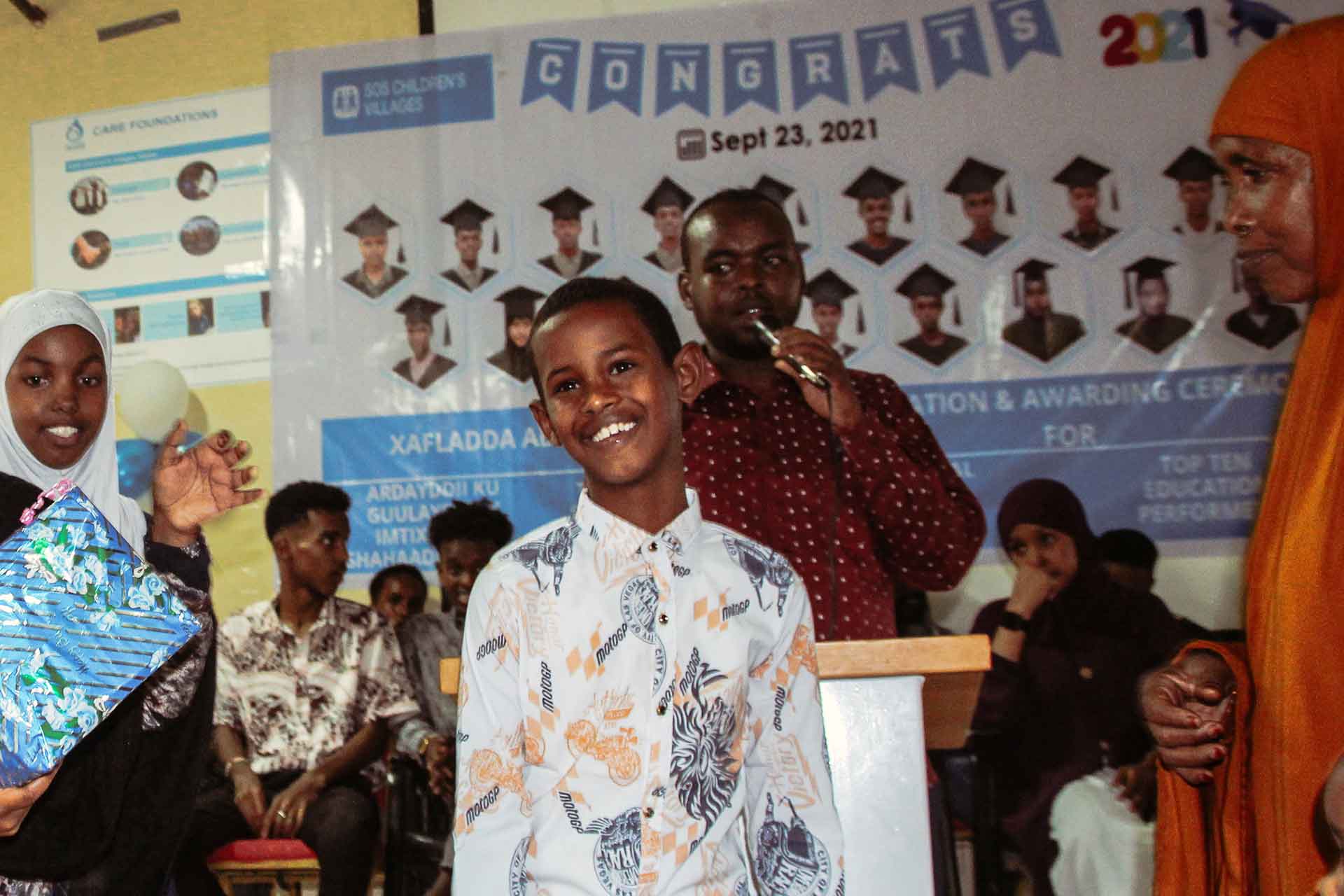 Nour wird auf der Schulabschlussfeier im SOS-Kinderdorf Hargeisa ausgezeichnet. Foto: Florian Staudt