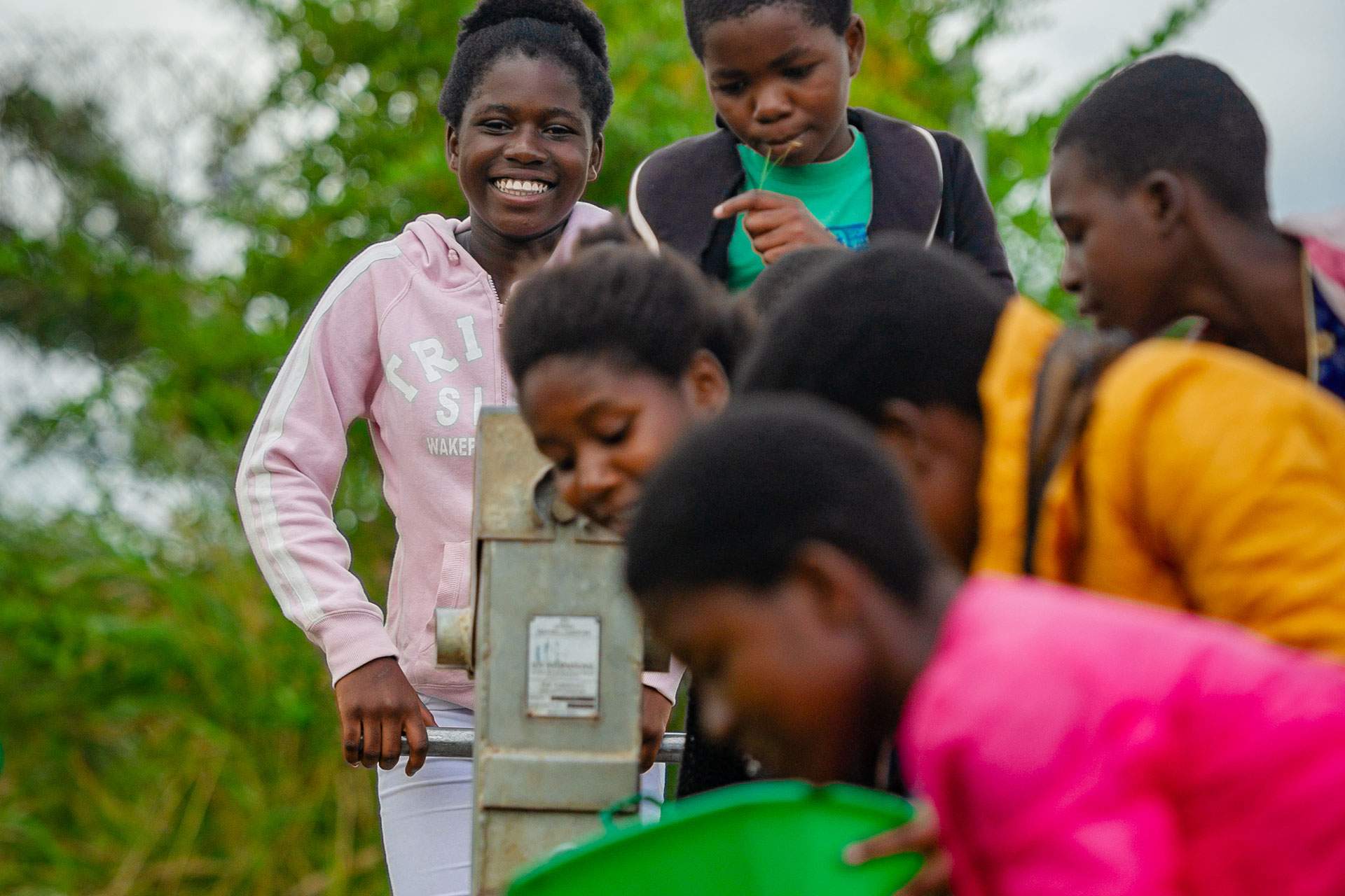 Kinder arbeiten mit Freude in der Natur, zeigen somit die nachhaltige Entwicklungsarbeit der SOS-Kinderdörfer weltweit.