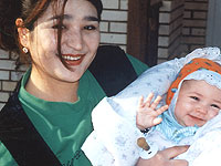 Mutter mit Baby im SOS-Kinderdorf Taschkent. Foto: Hiralal Wangnoo