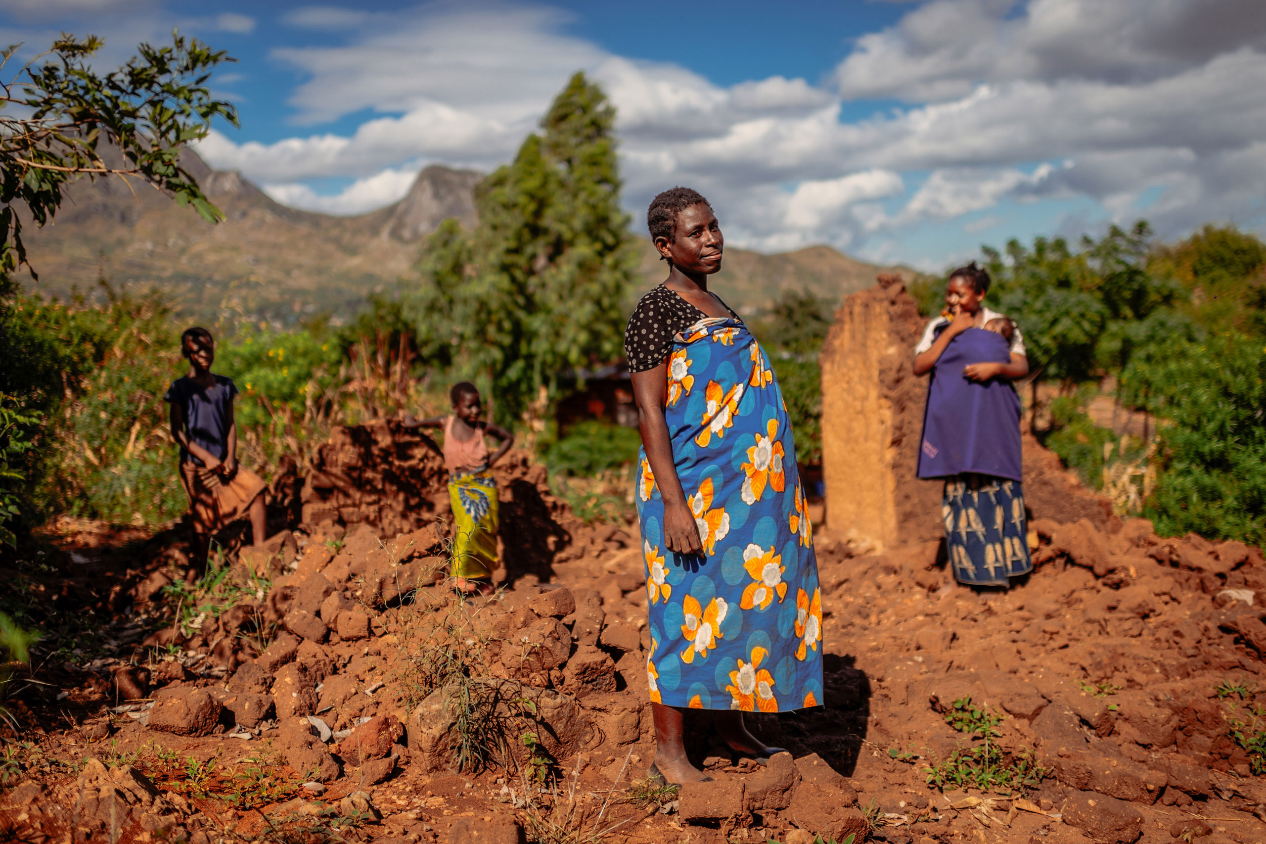 Frauen und Kinder in der Natur Malawis profitieren von der Entwicklungshilfe der SOS-Kinderdörfer weltweit.