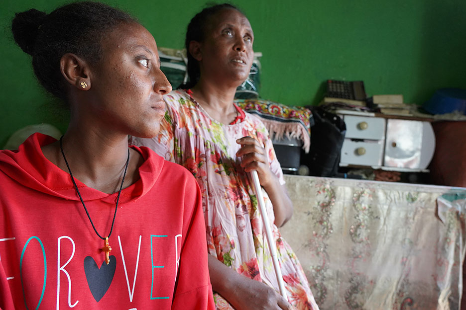 Jugendliche und ihre blinde Mutter in Trigray, Äthiopien