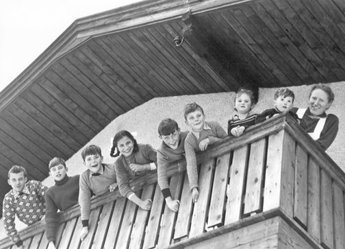 Einzug ins erste Familienhaus („Haus Frieden“) in Imst 1951