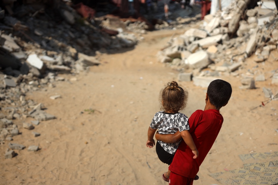 Zwei Kinder zwischen Trümmern in Gaza 