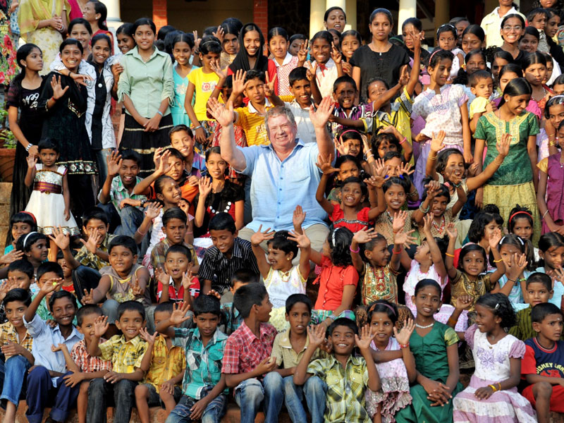 Im indischen SOS-Kinderdorf Cochin wurde Rainer Hunold begeistert empfangen.