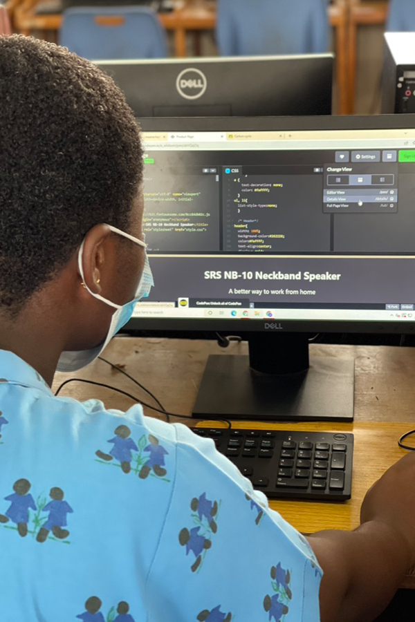 Schüler am PC an einer SOS-Schule in Ghana