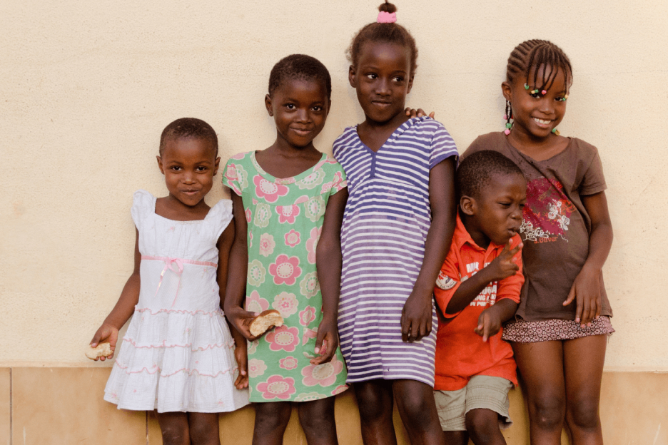 Kinder vor einer Wand