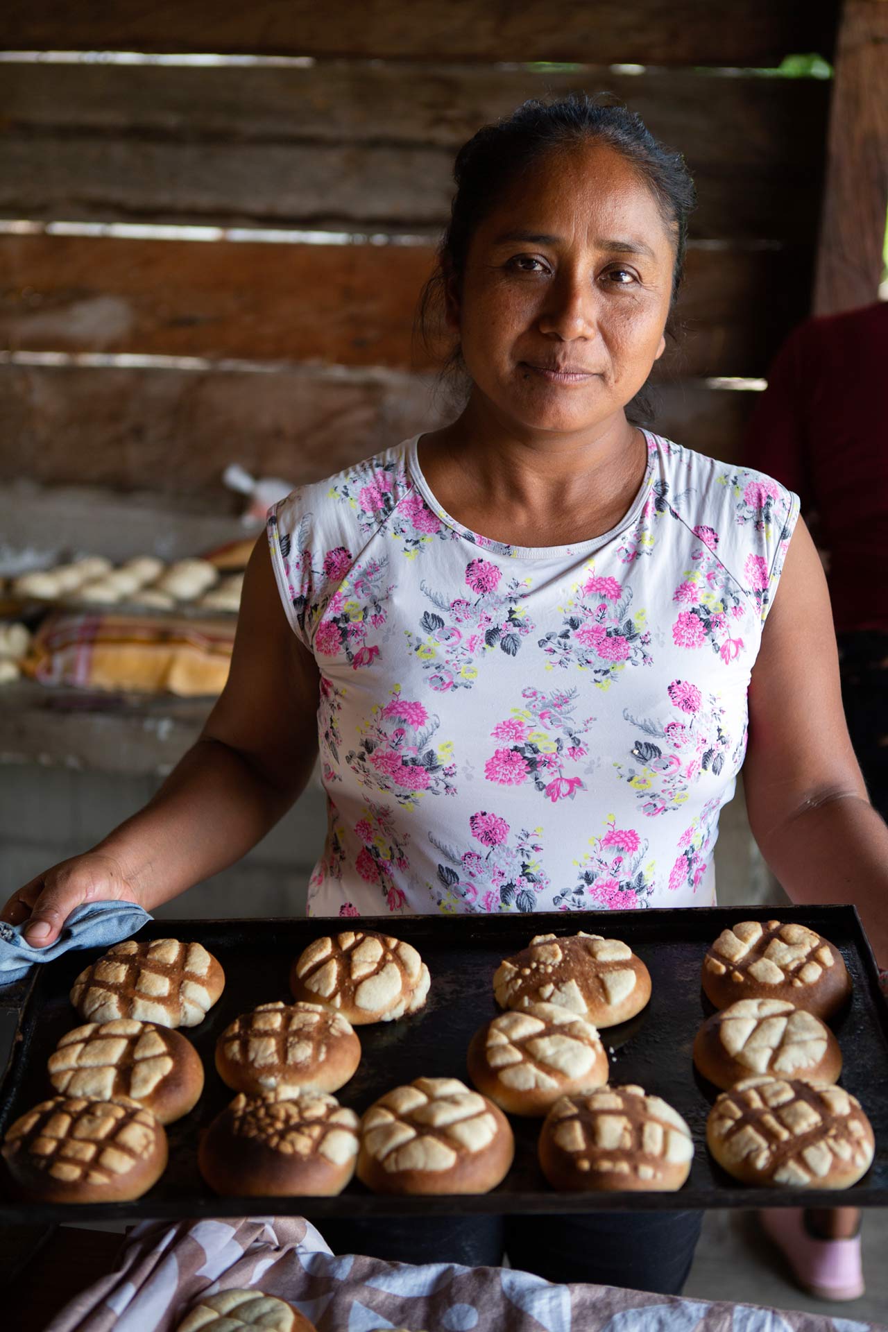Mexikanische Frau mit eine Blech voll kleinen Broten