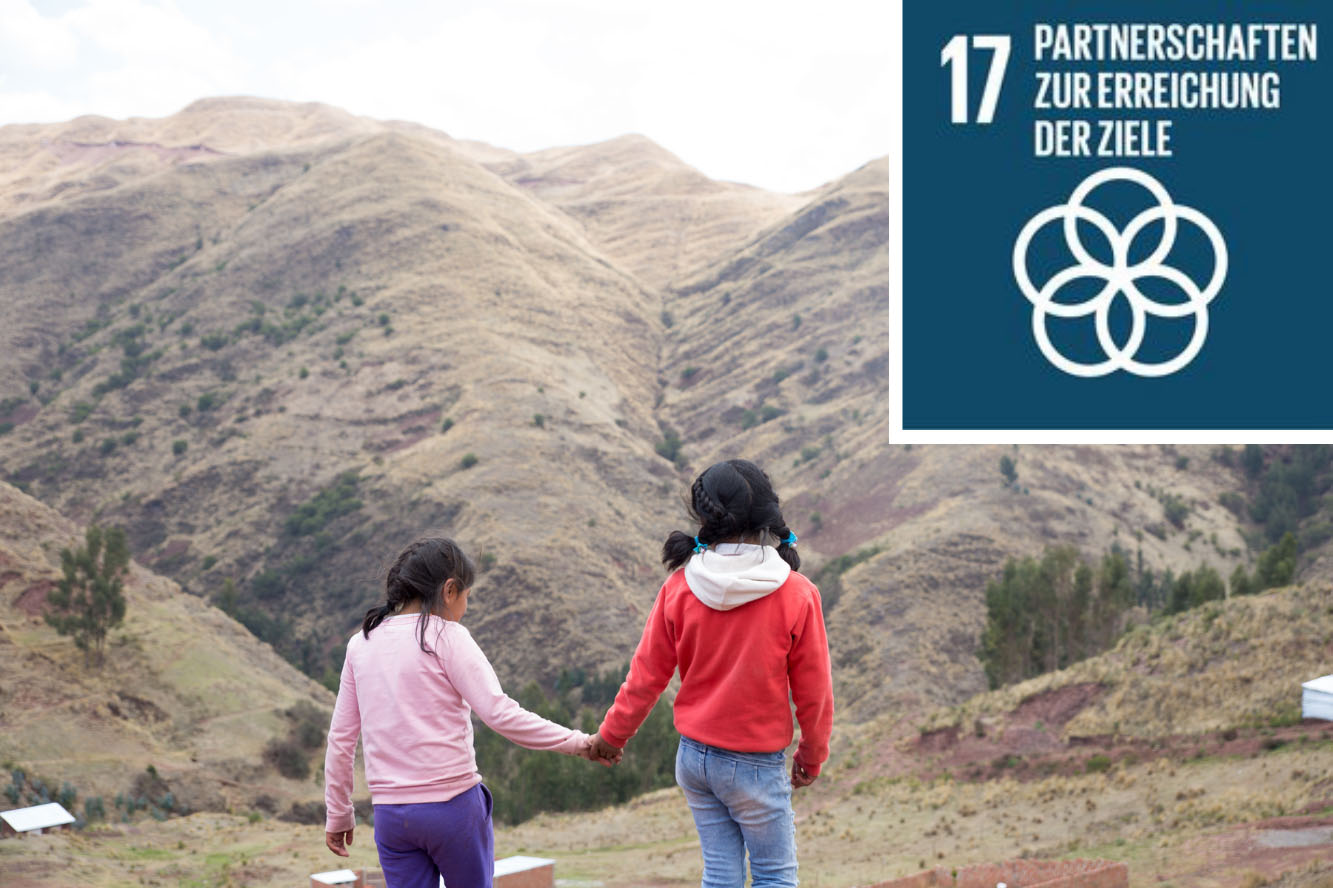 Mädchen in Peru laufen Hand in Hand. Foto: Alejandra Kaiser