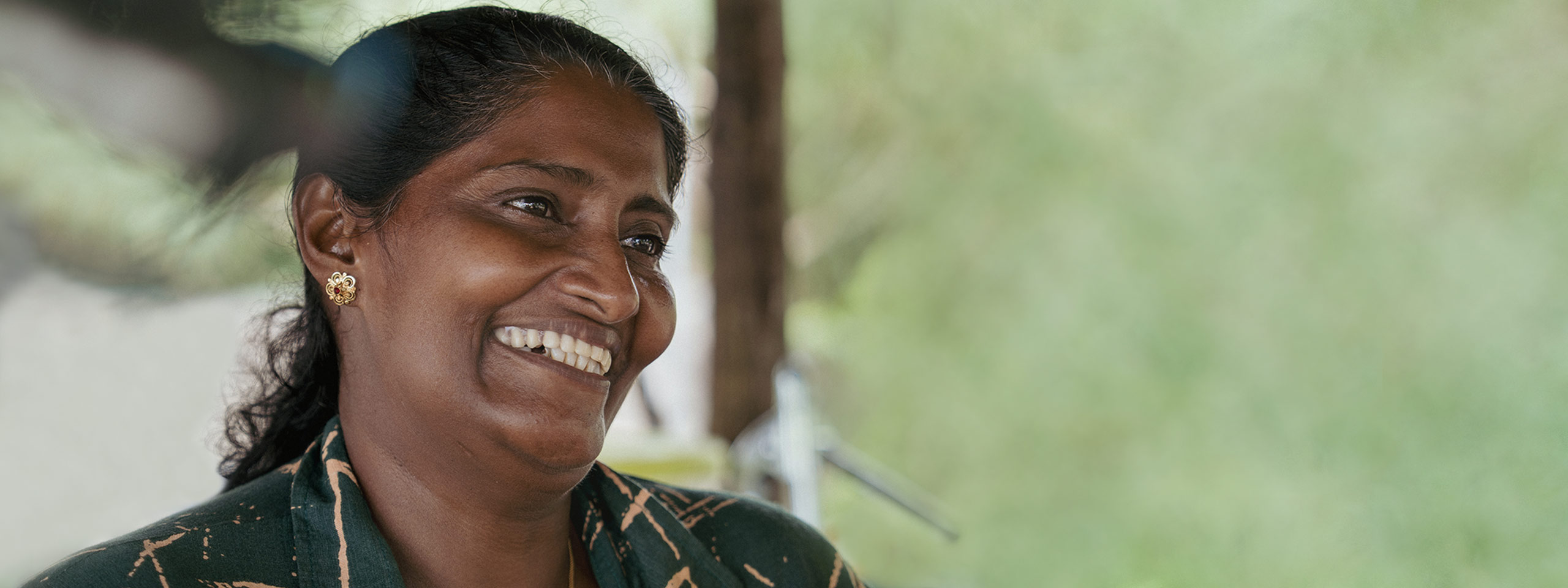 Lächelnde Frau mittleren Alters aus Sri Lanka