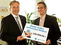 U. Gathmann (NWZ) übergibt den Scheck G. Willeit (SOS, re.) - Foto: Thorsten Ritzmann, Nordwest-Zeitung 